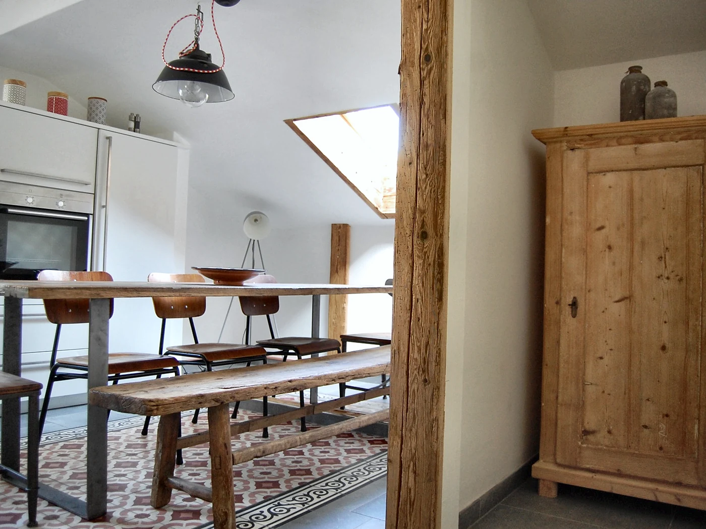 Helle Küche mit großem Holztisch