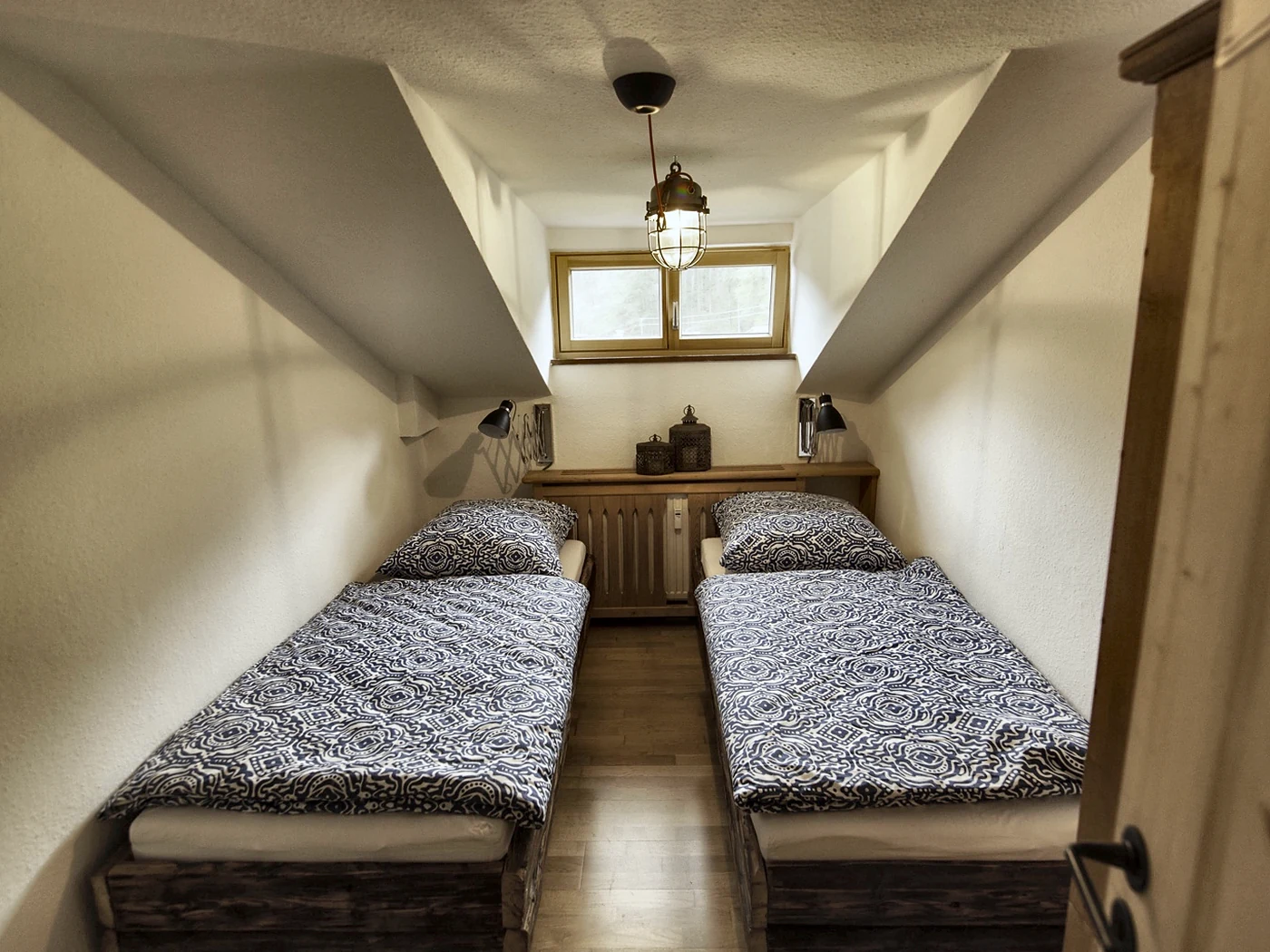 Zweites Schlafzimmer mit zwei Einzelbetten